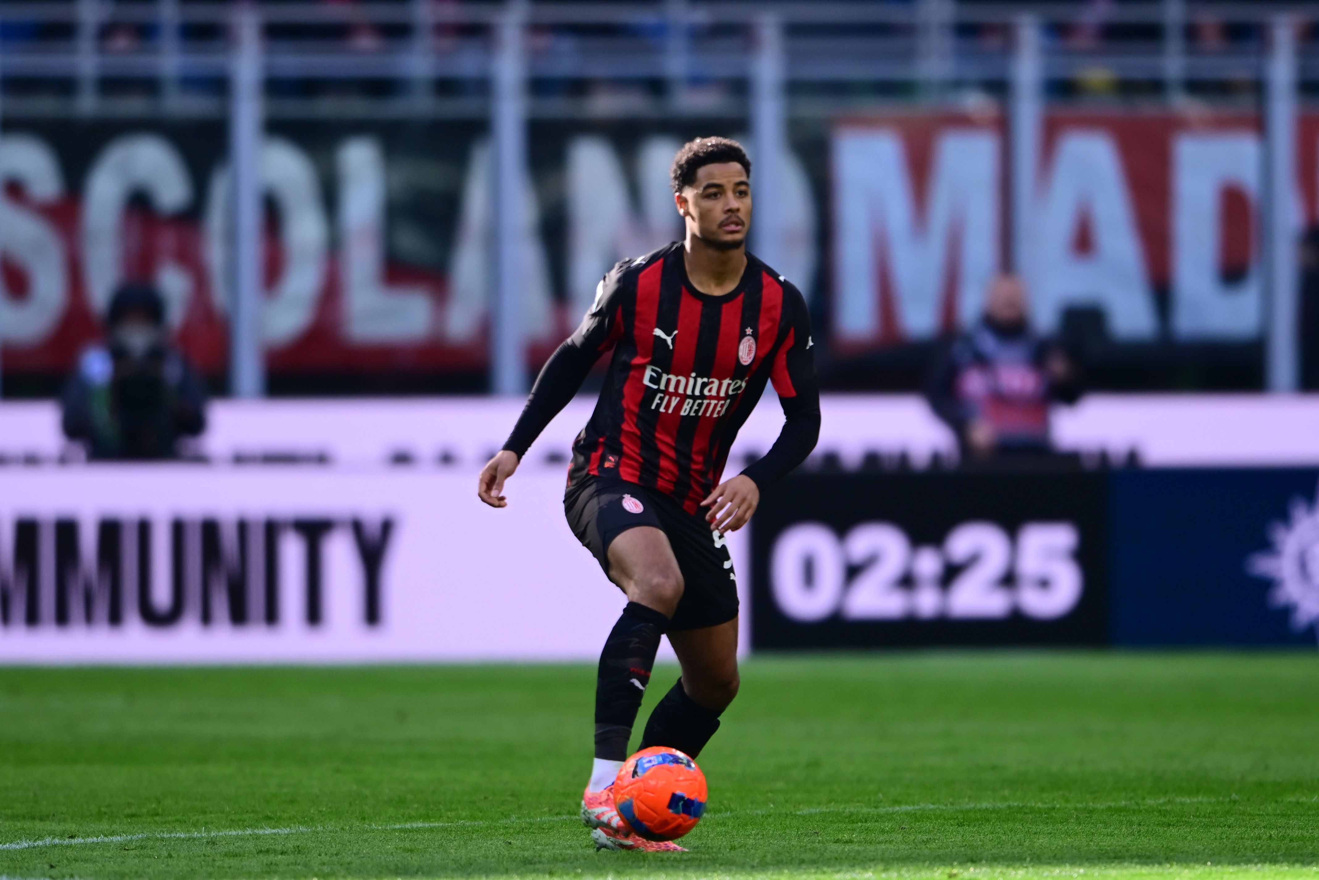 9393体育APP-隆戈：德温特的进步或改变米兰引援策略，球队可能选择保持现状