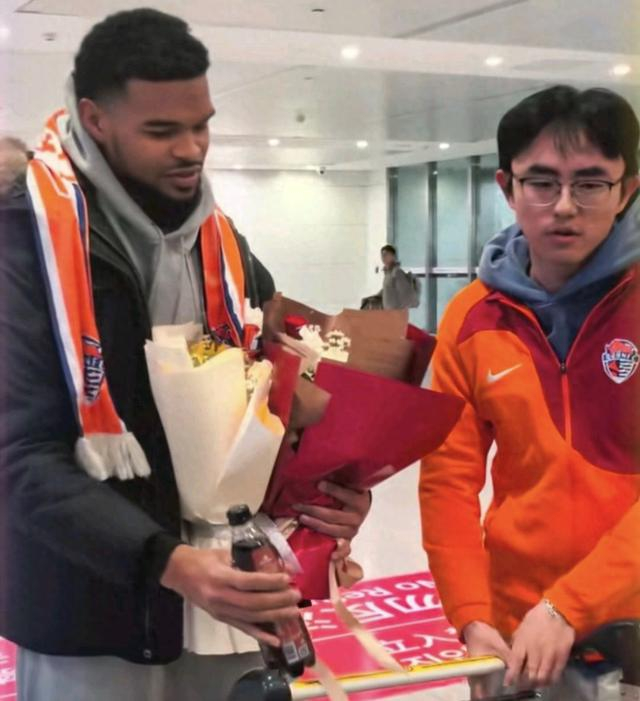 9393体育平台-青岛海牛新赛季保级稳了？法国中场大牌外援确定加盟，已抵达青岛|埃朱马|青岛市|米兰-里斯蒂奇|萨里奇|中超_新浪体育_新浪新闻